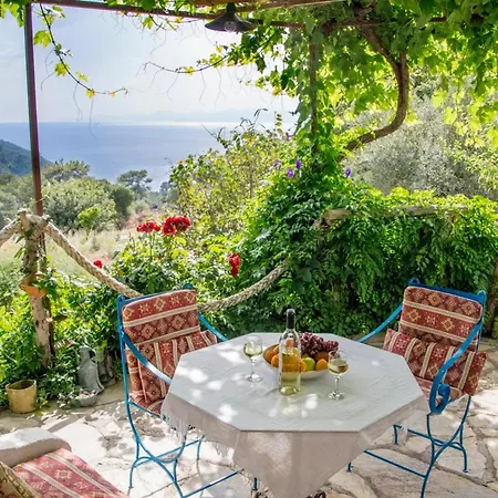 Villa Sleeps 6 With Pool Air Con And Wifi *