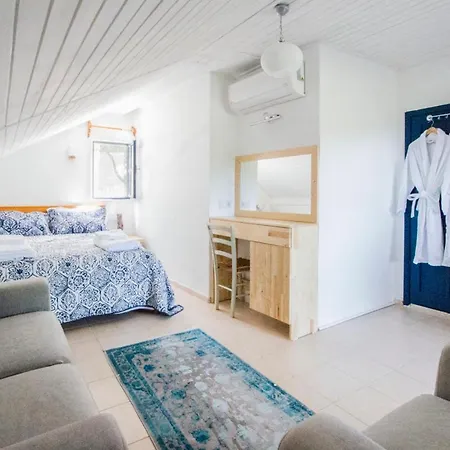 Villa Sleeps 6 With Pool Air Con And Wifi